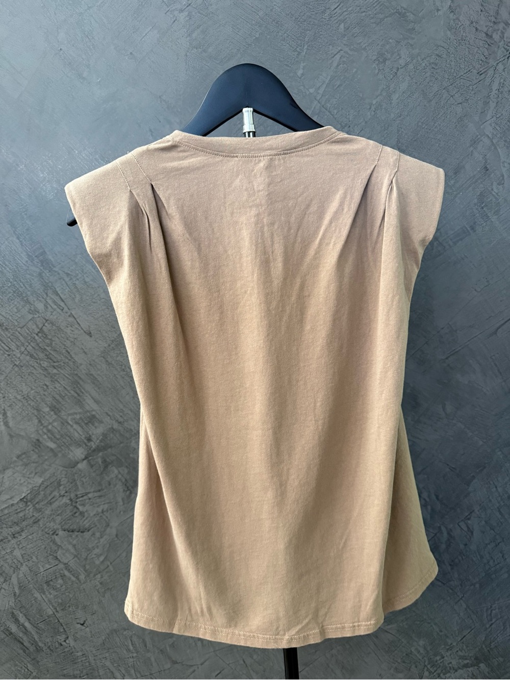 NWT Frame Padded Shoulder V-Neck Top in Desert - Picture 2 of 4